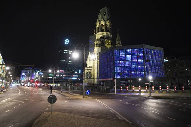 20.03.2020,Berlin,Deutschland,GER, Kaiser-Wilhelm-Gedächtniskirche am Breitscheidplatz zu Zeiten der Corona Pandemie. 20.06 Uhr am Abend. Die Stadt ist nahezu menschenleer.