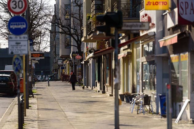 March 21, 2020: A woman walks her dog on an empty pavement. The Governing Mayor of Berlin, Michael Mueller (SPD), prepares restricting residents movements to contain the deadly coronavirus pandemic. Public venues such as bars, clubs, museums, cinemas, schools, daycare centers and universities have already closed. Many businesses are resorting to home office work for their employees. And travel across the border to most neighbouring countries is severely restricted. - ZUMAs172 20200321_zap_s172_016 Copyright: xJanxScheunertx