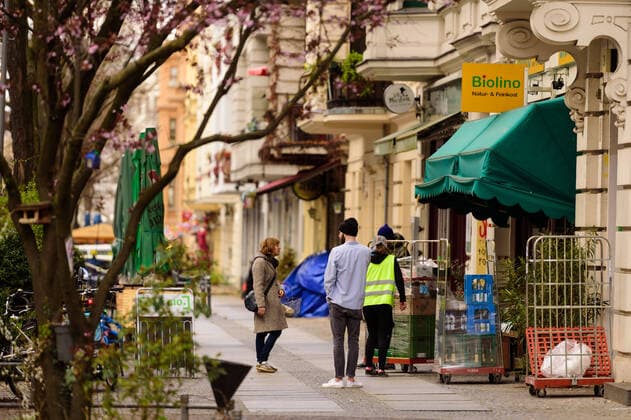 March 21, 2020: People queue up to enter a grocery store. The Governing Mayor of Berlin, Michael Mueller (SPD), prepares restricting residents movements to contain the deadly coronavirus pandemic. Public venues such as bars, clubs, museums, cinemas, schools, daycare centers and universities have already closed. Many businesses are resorting to home office work for their employees. And travel across the border to most neighbouring countries is severely restricted. - ZUMAs172 20200321_zap_s172_018 Copyright: xJanxScheunertx