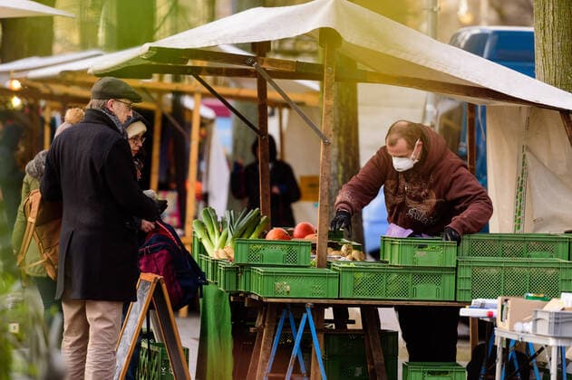 News Bilder des Tages March 21, 2020: A market trader with a breathing mask serves his customers at the weekly market on Berlin s Winterfeldplatz. The Governing Mayor of Berlin, Michael Mueller (SPD), prepares restricting residents movements to contain the deadly coronavirus pandemic. Public venues such as bars, clubs, museums, cinemas, schools, daycare centers and universities have already closed. Many businesses are resorting to home office work for their employees. And travel across the border to most neighbouring countries is severely restricted. - ZUMAs172 20200321_zap_s172_019 Copyright: xJanxScheunertx