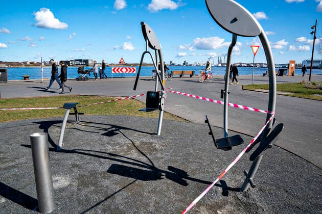 Afspaerrede udendoers fitness-redskaber ved havnefronten i Aalborg, loerdag den 21. marts 2020. Langs hele havnen i Aalborg var der god afstand mellem de mange folk der var ude og nyde vejret. Paa grund af COVID-19 er befolkningen blevet bedt om saa vidt muligt at holde sig indendoers og udendoers aktiviteter i det flotte foraarsvejr skal foregaa med god afstand.. , Aalborg Jylland Denmark Copyright: HenningxBagger HenningxBaggerx COP110 spdk20200321-131343-L