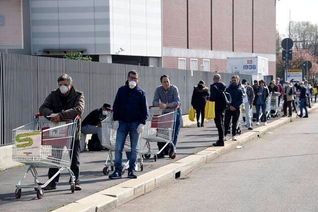 Milan, CORONAVIRUS - Rows to supermarkets In the photo: Row at the Certosa supermarket  Copyright: xSimonaxChiocciax xIPAx xFotosickix