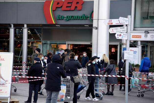 Milan, CORONAVIRUS - Rows to supermarkets In the photo: Row at the Portello supermarket  Copyright: xSimonaxChiocciax xIPAx xFotosickix