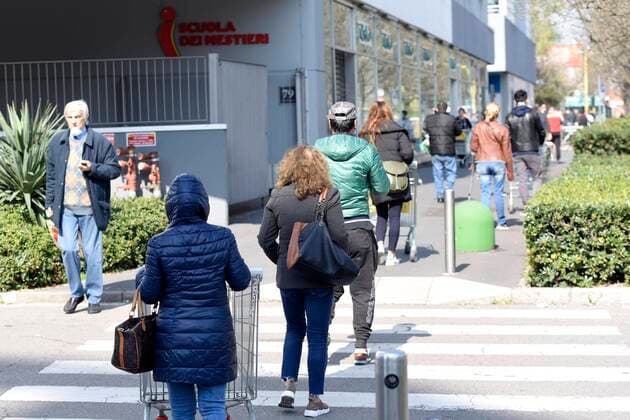 Milan, CORONAVIRUS - Rows to supermarkets In the photo: Row at the Portello supermarket  Copyright: xSimonaxChiocciax xIPAx xFotosickix