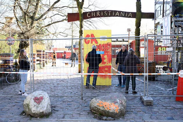 Christiania bliver lukket, loerdag den 21. marts 2020. Alt for mange gaester de seneste dage har faaet fristaden Christiania til at lukke for besoegende fra loerdag klokken 12 af hensyn til faren for smitte med coronavirus.. , Copenhagen Denmark Copyright: PhilipxDavali PhilipxDavalix spdk20200321-132951-L