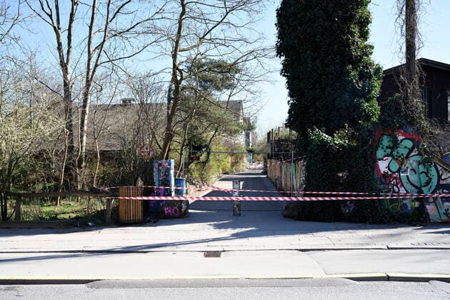 Christiania bliver lukket, loerdag den 21. marts 2020. Alt for mange gaester de seneste dage har faaet fristaden Christiania til at lukke for besoegende fra loerdag klokken 12 af hensyn til faren for smitte med coronavirus.. , Copenhagen Denmark Copyright: PhilipxDavali PhilipxDavalix spdk20200321-132956-L