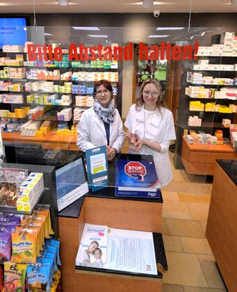21.03.2020, Schutzglas an der Kassentheke einer Apotheke in Pfaffenhausen im Unterallgäu wegen Corona-Virus-Pandemie. Zwischen dem Verkaufsbereich für die Apotheken-Fachkräfte und den Kunden wurde eine Plexiglasscheibe aufgehängt, mit der Aufschrift Bitte Abstand halten . re: Inhaberin Katharina Großmann der St. Josefs-Apotheke mit Apotheken-Fachkraft Manuela Rauch (re). 21.03.2020, Apotheke mit Schutzglas wegen Corona-Virus 21.03.2020, Apotheke mit Schutzglas wegen Corona-Virus