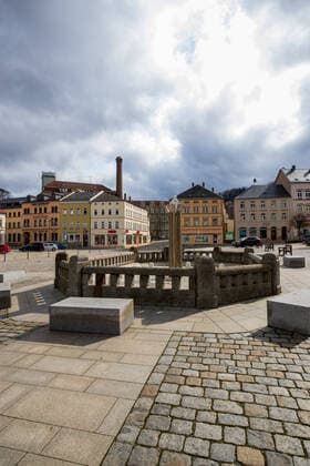 Ausgangssperre in Sebnitz Der Marktbrunnen auf dem Marktplatz im sächsischen Sebnitz. Aufgrund des Coronavirus steht wohlmöglich eine Ausgangssperre in Sebnitz und ganz Sachsen ab dem 23.03.2020 bevor. Sebnitz Sachsen Germany
