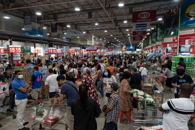 Bilder des Jahres 2020, News 03 März News Bilder des Tages March 21, 2020, Bangkok, Bangkok, Thailand: After the Thai government s announcement of a partial shutdown in Bangkok which would close all businesses except supermarkets, pharmacies, and take-out restaurants shoppers filled supermarkets throughout the city to stock up on food and supplies in anticipation of a rumored complete lockdown of the city in the coming week. The number of confirmed cases of Covid-19 jumped to 411 from 322 overnight, the largest daily increase seen in the country since the start of the outbreak. Bangkok Thailand - ZUMAt128 20200321_zap_t128_018 Copyright: xAdryelxTalamantesx