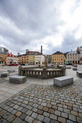 Ausgangssperre in Sebnitz Der Marktbrunnen auf dem Marktplatz im sächsischen Sebnitz. Aufgrund des Coronavirus steht wohlmöglich eine Ausgangssperre in Sebnitz und ganz Sachsen ab dem 23.03.2020 bevor. Sebnitz Sachsen Germany