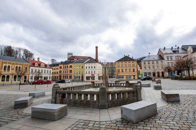 Ausgangssperre in Sebnitz Der Marktbrunnen auf dem Marktplatz im sächsischen Sebnitz. Aufgrund des Coronavirus steht wohlmöglich eine Ausgangssperre in Sebnitz und ganz Sachsen ab dem 23.03.2020 bevor. Sebnitz Sachsen Germany