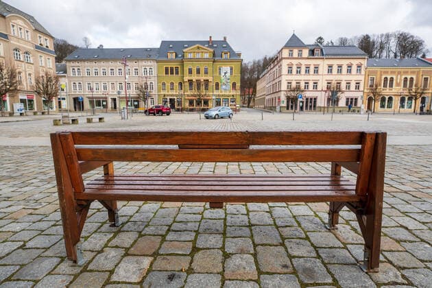 Ausgangssperre in Sebnitz Ein Parkbank steht auf dem Marktplatz im sächsischen Sebnitz. Aufgrund des Coronavirus steht wohlmöglich eine Ausgangssperre in Sebnitz und ganz Sachsen ab dem 23.03.2020 bevor. Sebnitz Sachsen Germany