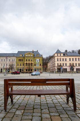 Ausgangssperre in Sebnitz Ein Parkbank steht auf dem Marktplatz im sächsischen Sebnitz. Aufgrund des Coronavirus steht wohlmöglich eine Ausgangssperre in Sebnitz und ganz Sachsen ab dem 23.03.2020 bevor. Sebnitz Sachsen Germany