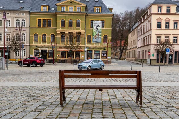 Ausgangssperre in Sebnitz Ein Parkbank steht auf dem Marktplatz im sächsischen Sebnitz. Aufgrund des Coronavirus steht wohlmöglich eine Ausgangssperre in Sebnitz und ganz Sachsen ab dem 23.03.2020 bevor. Sebnitz Sachsen Germany