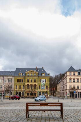 Ausgangssperre in Sebnitz Ein Parkbank steht auf dem Marktplatz im sächsischen Sebnitz. Aufgrund des Coronavirus steht wohlmöglich eine Ausgangssperre in Sebnitz und ganz Sachsen ab dem 23.03.2020 bevor. Sebnitz Sachsen Germany