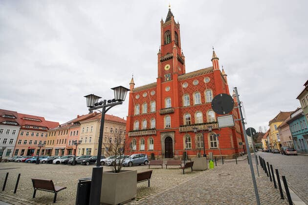 Rathaus Kamenz Der Rathaus auf dem Marktplatz im sächsischen Kamenz. Aufgrund des Coronavirus steht wohlmöglich eine Ausgangssperre in Kamenz und ganz Sachsen ab dem 23.03.2020 bevor. Kamenz Sachsen Germany