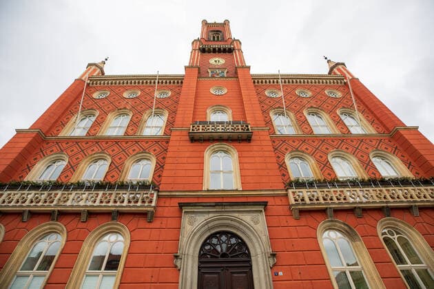 Rathaus Kamenz Der Rathaus auf dem Marktplatz im sächsischen Kamenz. Aufgrund des Coronavirus steht wohlmöglich eine Ausgangssperre in Kamenz und ganz Sachsen ab dem 23.03.2020 bevor. Kamenz Sachsen Germany