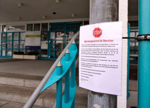 21.03.2020, STOP, Betretungsverbot für Besucher des Kreiskrankenhaus Mindelheim wegen Corona-Virus-Pandemie. Ein Schild hängt am Haupteingang. 21.03.2020, Betretungsverbot Krankenhaus Mindelheim wegen Corona-Virus 21.03.2020, Betretungsverbot Krankenhaus Mindelheim wegen Corona-Virus