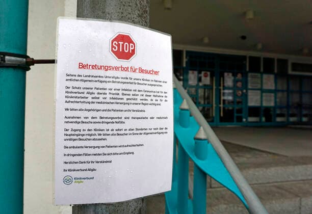 21.03.2020, STOP, Betretungsverbot für Besucher des Kreiskrankenhaus Mindelheim wegen Corona-Virus-Pandemie. Ein Schild hängt am Haupteingang. 21.03.2020, Betretungsverbot Krankenhaus Mindelheim wegen Corona-Virus 21.03.2020, Betretungsverbot Krankenhaus Mindelheim wegen Corona-Virus