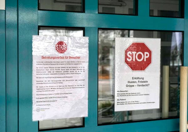 21.03.2020, STOP, Betretungsverbot für Besucher des Kreiskrankenhaus Mindelheim wegen Corona-Virus-Pandemie. Ein Schild hängt am Haupteingang, STOP, Erkältung, Husten, Frösteln, Grippe-Verdacht? 21.03.2020, Betretungsverbot Krankenhaus Mindelheim wegen Corona-Virus 21.03.2020, Betretungsverbot Krankenhaus Mindelheim wegen Corona-Virus