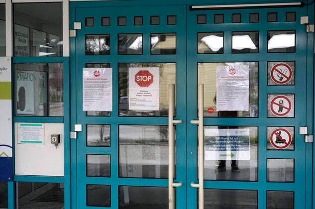 21.03.2020, STOP, Betretungsverbot für Besucher des Kreiskrankenhaus Mindelheim wegen Corona-Virus-Pandemie. Ein Schild hängt am Haupteingang, STOP, Erkältung, Husten, Frösteln, Grippe-Verdacht? 21.03.2020, Betretungsverbot Krankenhaus Mindelheim wegen Corona-Virus 21.03.2020, Betretungsverbot Krankenhaus Mindelheim wegen Corona-Virus