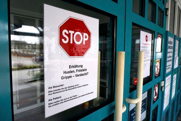 21.03.2020, STOP, Betretungsverbot für Besucher des Kreiskrankenhaus Mindelheim wegen Corona-Virus-Pandemie. Ein Schild hängt am Haupteingang, STOP, Erkältung, Husten, Frösteln, Grippe-Verdacht? 21.03.2020, Betretungsverbot Krankenhaus Mindelheim wegen Corona-Virus 21.03.2020, Betretungsverbot Krankenhaus Mindelheim wegen Corona-Virus