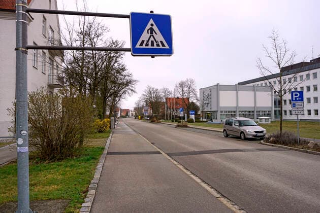 21.03.2020, Leere Straßen in Mindelheim wegen Corona-Virus-Pandemie und der deswegen derzeit geltenden Ausgangsbeschränkung in ganz Bayern. Hier beim Landratsamt die Bad Wörishofer Straße. 21.03.2020, Leere Strassen in Mindelheim wegen Corona-Virus und Ausgangsbeschränkung 21.03.2020, Leere Strassen in Mindelheim wegen Corona-Virus und Ausgangsbeschränkung