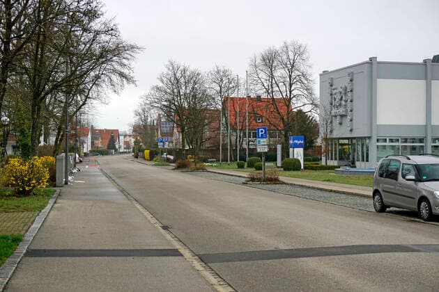 21.03.2020, Leere Straßen in Mindelheim wegen Corona-Virus-Pandemie und der deswegen derzeit geltenden Ausgangsbeschränkung in ganz Bayern. Hier beim Landratsamt die Bad Wörishofer Straße. 21.03.2020, Leere Strassen in Mindelheim wegen Corona-Virus und Ausgangsbeschränkung 21.03.2020, Leere Strassen in Mindelheim wegen Corona-Virus und Ausgangsbeschränkung