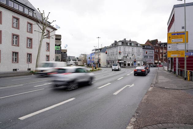 Limburg City wg Cornoa leergefegt 21.03.2020, , Limburg, , im Bild 12 Uhr Mittags, die Schiede, eine der meistbefahrensten Strassen Limburgs, wo sonst Auto an Auto dicht gedrängt hintereinander stehen, nur vereinzelte Autos zu sehen.