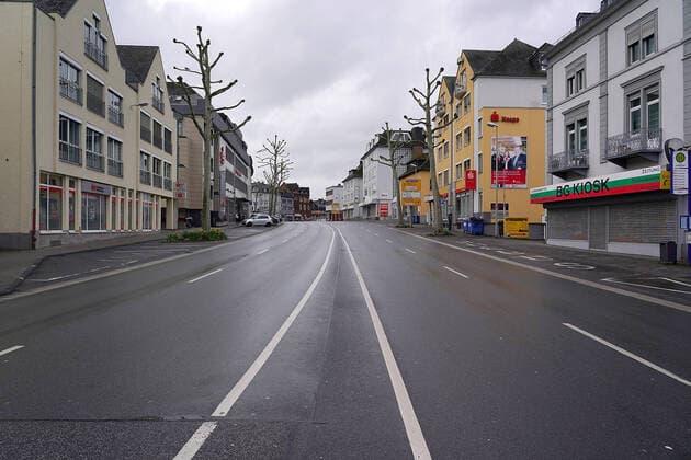 Limburg City wg Cornoa leergefegt 21.03.2020, , Limburg, , im Bild 12 Uhr Mittags, die Schiede, eine der meistbefahrensten Strassen Limburgs, wo sonst Auto an Auto dicht gedrängt hintereinander stehen, kein Auto zu sehen.