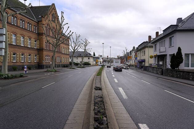 Limburg City wg Cornoa leergefegt 21.03.2020, , Limburg, , im Bild 12 Uhr Mittags, die Schiede, eine der meistbefahrensten Strassen Limburgs, wo sonst Auto an Auto dicht gedrängt hintereinander stehen, kein Auto zu sehen.
