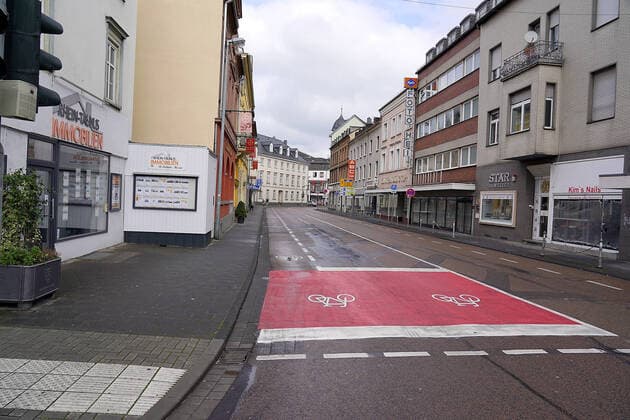 Limburg City wg Cornoa leergefegt 21.03.2020, , Limburg, , im Bild 12 Uhr Mittags, die Grabenstrasse, eine der meistbefahrensten Strassen Limburgs, wo sonst Auto an Auto dicht gedrängt hintereinander stehen, kein Auto zu sehen.