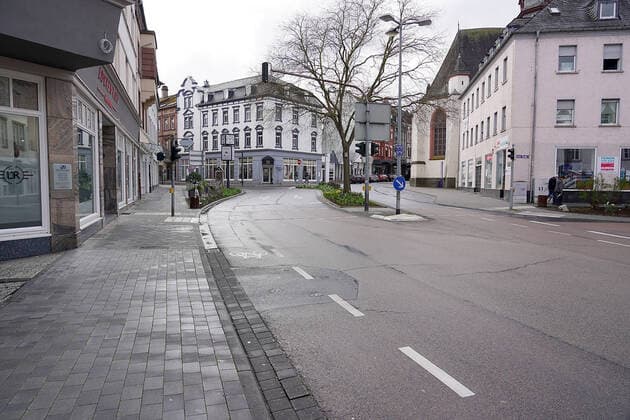 Limburg City wg Cornoa leergefegt 21.03.2020, , Limburg, , im Bild 12 Uhr Mittags, die Grabenstrasse, eine der meistbefahrensten Strassen Limburgs, wo sonst Auto an Auto dicht gedrängt hintereinander stehen, kein Auto zu sehen.