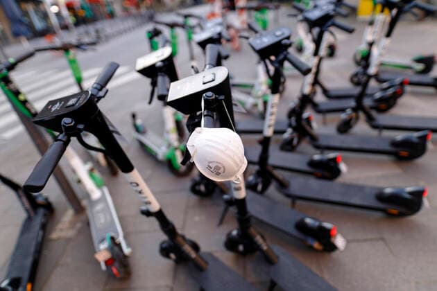 E-Scooter der Firma Bird stehen während der Corona-Krise ungenutzt in der Kölner City. Köln, 21.03.2020