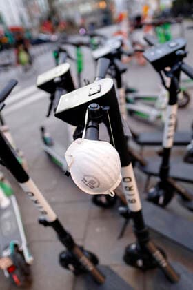 E-Scooter der Firma Bird stehen während der Corona-Krise ungenutzt in der Kölner City. Köln, 21.03.2020