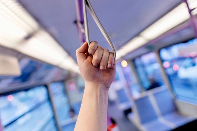 Ein Fahrgast hält sich während der Corona-Krise an einer Halteschlaufe in der Bahn fest. Köln, 21.03.2020
