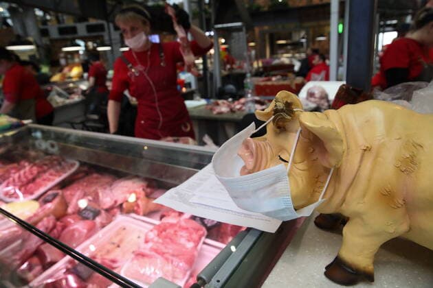 News Bilder des Tages MOSCOW, RUSSIA - MARCH 21, 2020: Meat on sale at the Danilovsky market. Restaurants revenue has decreased amid the COVID-19 coronavirus pandemic. Vyacheslav Prokofyev TASS  TS0D2FB5