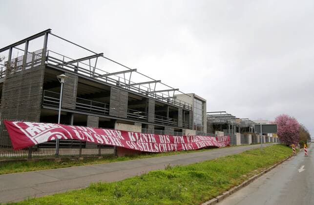 Corona 21.03.2020 , Erfurt, am Parkhaus des Helios-Klinikums hängt ein Transparent von Fans des FC RWE mit der Aufschrift Von der Klinik bis zum Warenhaus, ihr zeichnet unsere Gesellschaft aus. Erfurt sagt Danke!