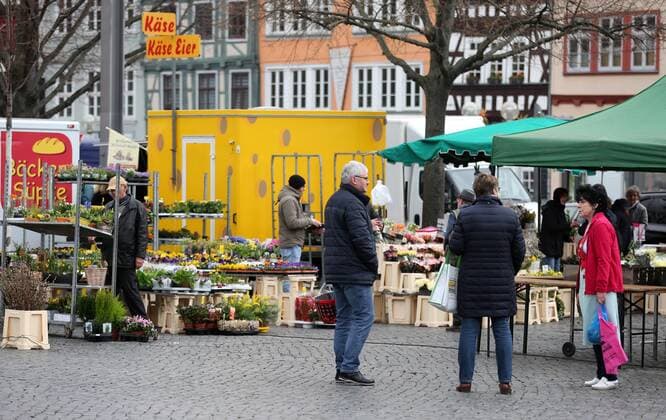 Corona 21.03.2020 , Erfurt, Markt am Domplatz, es sind weniger Menschen als sonst unterwegs, die meisten halten den vorgegebenen Mindestabstand von 1,5 Metern ein, dieser dient dem Schutz vor Ansteckung durch das Corona-Virus