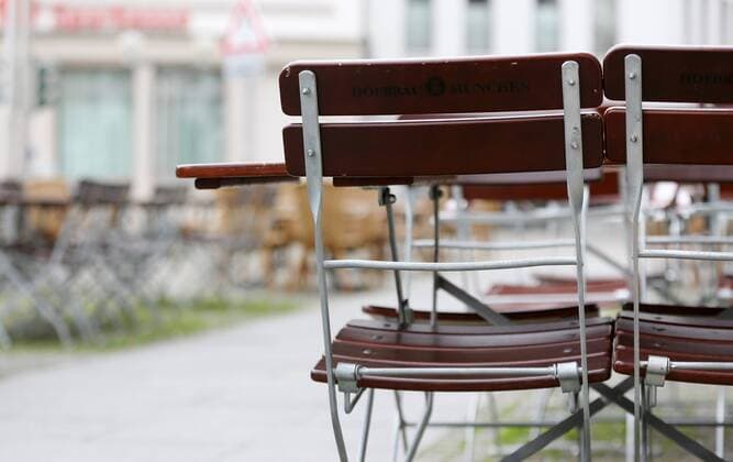 Corona 21.03.2020 , Erfurt, leere Tische und Stühle am Domplatz in der Erfurter Innenstadt, alle Restaurants und die meisten Geschäfte sind geschlossen, um die Ausbreitung des Corona-Virus zu verhindern