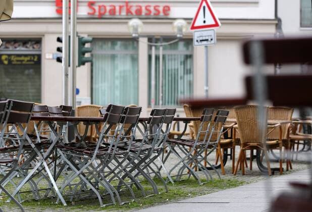 Corona 21.03.2020 , Erfurt, leere Tische und Stühle am Domplatz in der Erfurter Innenstadt, alle Restaurants und die meisten Geschäfte sind geschlossen, um die Ausbreitung des Corona-Virus zu verhindern