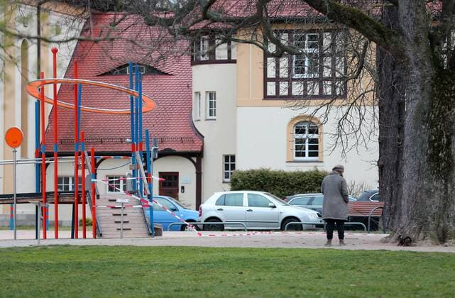 Corona 21.03.2020 , Erfurt, abgesperrter Spielplatz am Gothaer Platz, mit Absperrband wurden Spielgeräte umwickelt, einzelne Personen sind unterwegs, mit der Sperrung sol die Ausbreitung des Corona-Virus eingeschränkt werden
