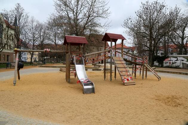 Corona 21.03.2020 , Erfurt, abgesperrter Spielplatz hinter der Krämerbrücke, mit Absperrband wurden Spielgeräte umwickelt, mit der Sperrung sol die Ausbreitung des Corona-Virus eingeschränkt werden