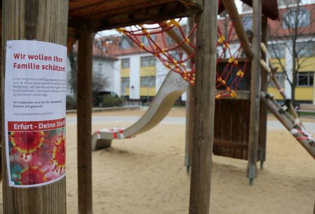 Corona 21.03.2020 , Erfurt, abgesperrter Spielplatz hinter der Krämerbrücke, mit Absperrband wurden Spielgeräte umwickelt, mit der Sperrung sol die Ausbreitung des Corona-Virus eingeschränkt werden