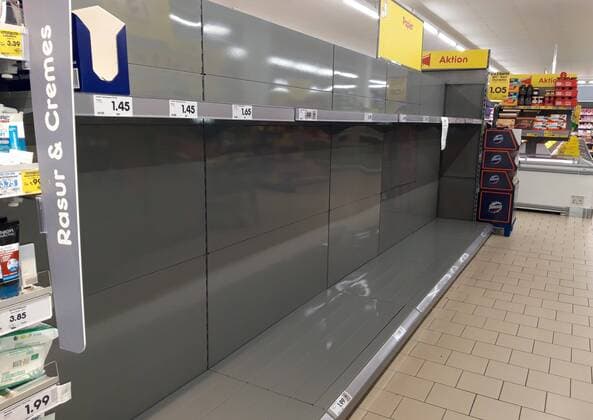 Corona 21.03.2020 , Erfurt, Netto-Markt, Regale für Toilettenpapier und Küchentücher sind leer - durch die Corona-Pandemie kommt es zu Hamsterkäufen