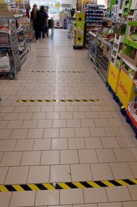Corona 21.03.2020 , Erfurt, Netto-Markt, an der Kasse ist es leer, Klebemarken zeigen den Mindestabstand von 1,5 Metern an, aufgrund der Corona-Pandemie gibt es gewisse Dinge einzuhalten, um die Ausbreitung des Virus zu verlangsamen