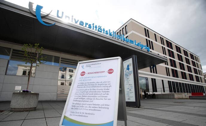 Leipzig, 21.03.2020, Universitätsklinikum Leipzig. Maßnahmen gegen die Ausbreitung des Corona-Virus. Im Bild: Hinweis auf Besucherstopp in der Uni Klinik. ,