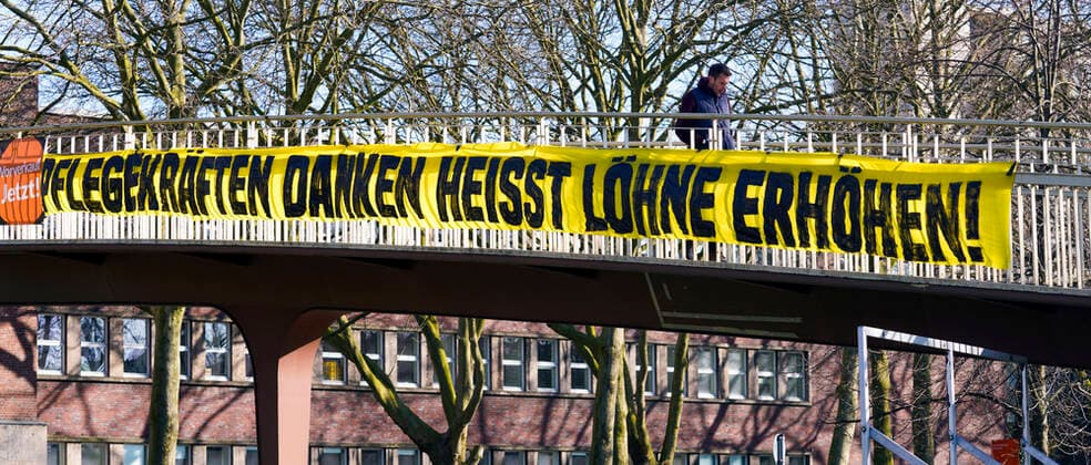 News Bilder des Tages Dortmund, 21.3.2020: Im Zusammenhang mit der Personalbelastung in der Pflege während der Coronakrise hängt ein Banner mit der Forderung zur Lohnerhöhung für Pflegekräfte an einer Fussgängerbrücke über dem Rheinlanddamm (Bundesstrasse 1) im Stadtbereich von Dortmund.