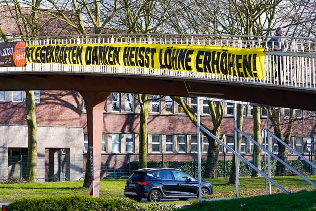 Dortmund, 21.3.2020: Im Zusammenhang mit der Personalbelastung in der Pflege während der Coronakrise hängt ein Banner mit der Forderung zur Lohnerhöhung für Pflegekräfte an einer Fussgängerbrücke über dem Rheinlanddamm (Bundesstrasse 1) im Stadtbereich von Dortmund.