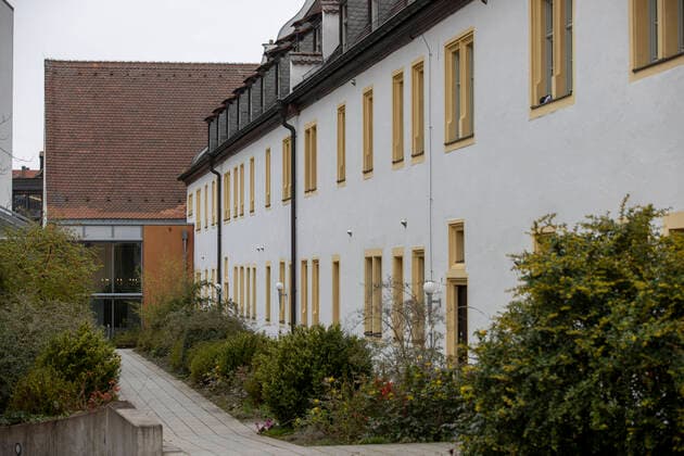 Wuerzburg, Seniorenheim Ehehaltenhaus, 21.03.2020, Neun Corona-Tote in im Würzburger Seniorenheim Ehehaltenhaus - St.Nikolaus Bild: Erntehelfer fehlen wegen Corona-Krise, Erntehelfer-Mannschaft aus Osteuropa duerfen wegen der Corona-Pandemie nicht einreisen Copyright: HMBxMedia xHeikoxBecker